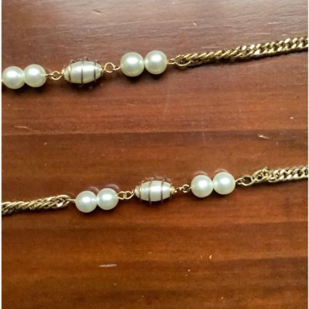 Sarah Coventry Gold Tone and White Bead Necklace (Costume Jewelry)